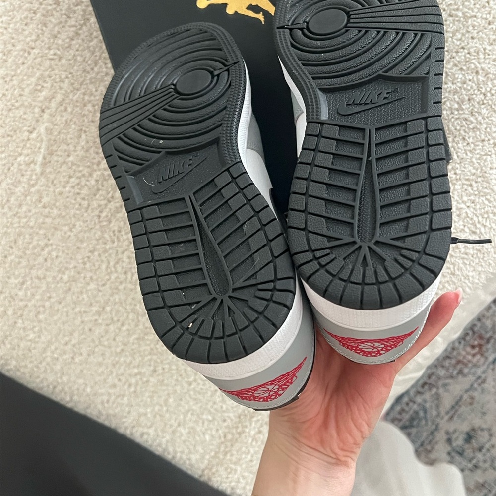Jordan 1 Low in Light smoke Gray (7.5 men’s/ 8.5-9 women’s) super cute sneakers - Picture 4 of 7